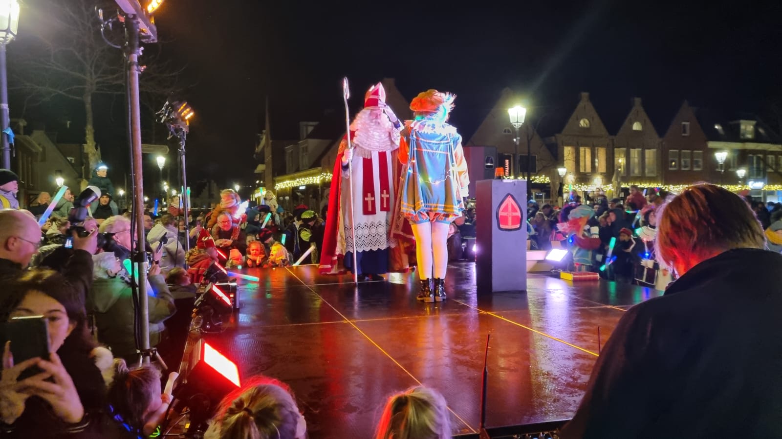 Foto: Drukke opkomst bij Lichtjesoptocht in Nijkerk
