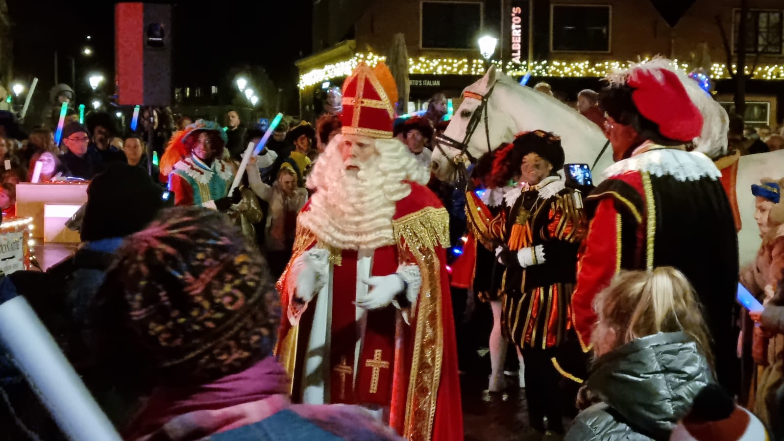 Foto: Drukke opkomst bij Lichtjesoptocht in Nijkerk