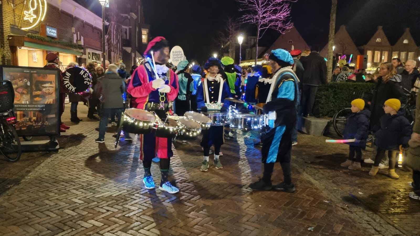 Foto: Drukke opkomst bij Lichtjesoptocht in Nijkerk