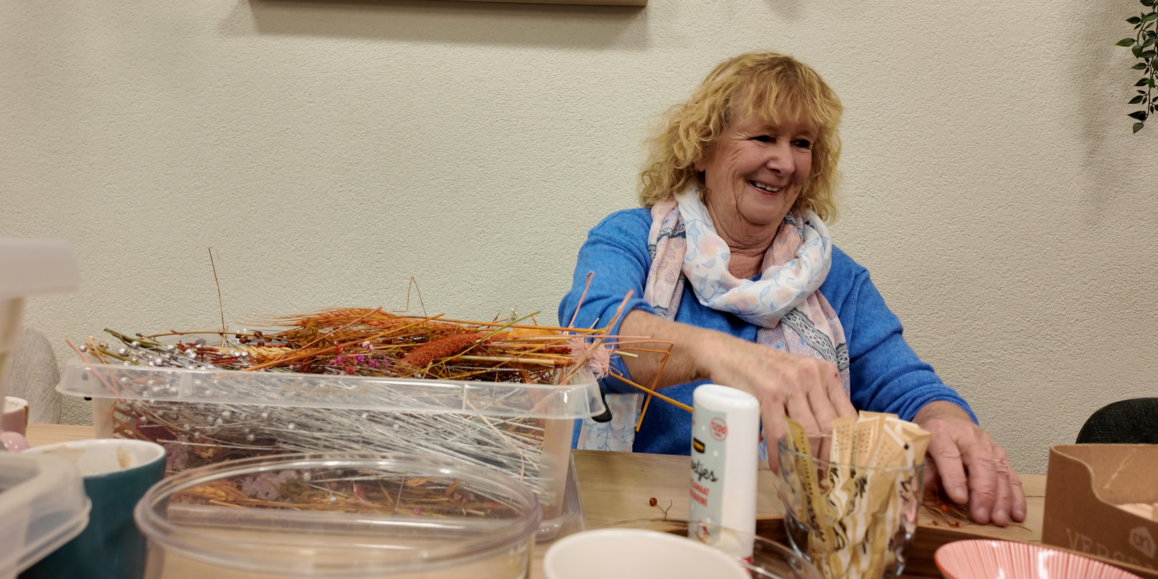 Foto: Vrijwilliger van 2024: Anneke Verhagen (69) maakt zelf cadeauartikelen voor boekwinkel Oase