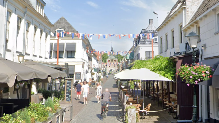 Foto: Politie zoekt getuigen van mishandeling op de Vischmarkt in Elburg