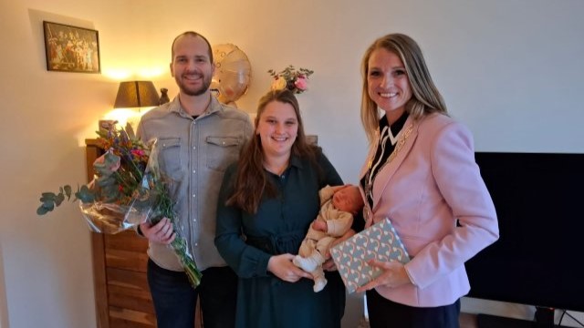 Foto: Eerste baby van 2025 in Nijkerk krijgt bezoek van burgemeester