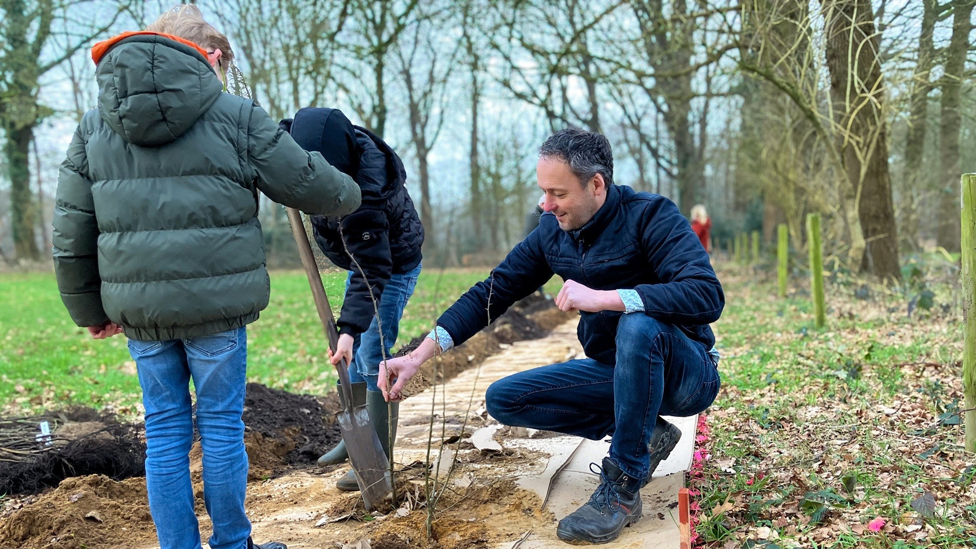 Foto: Leerlingen planten struiken om historische houtwallen te versterken