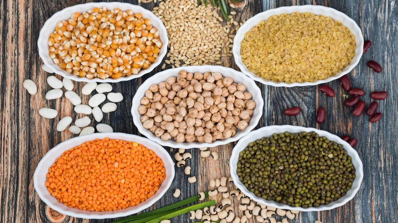 Foto: Proef de kracht van bonen op de weekmarkt in Putten