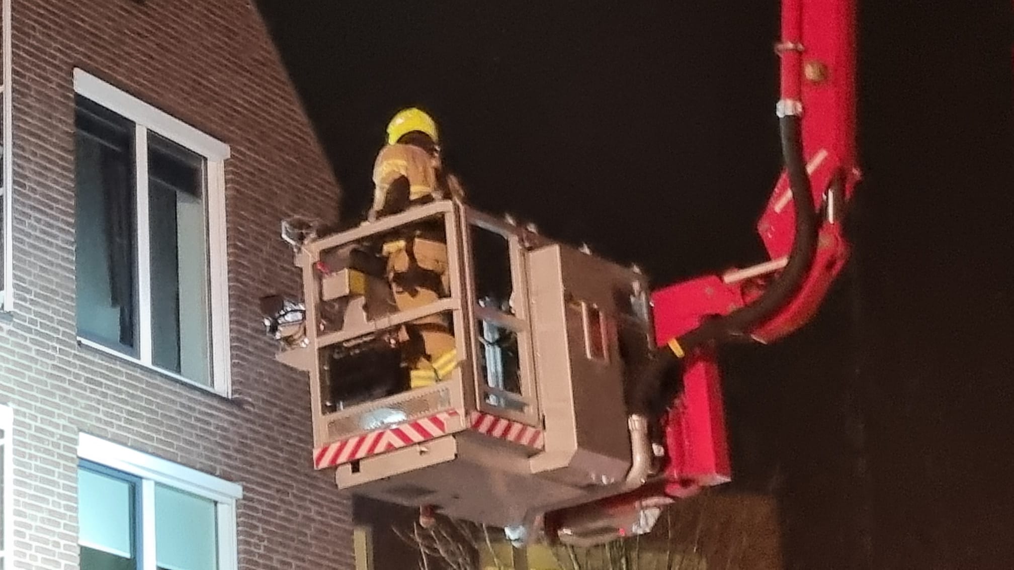 Foto: Nijkerkse burgemeester kijkt mee bij brandweeroefening