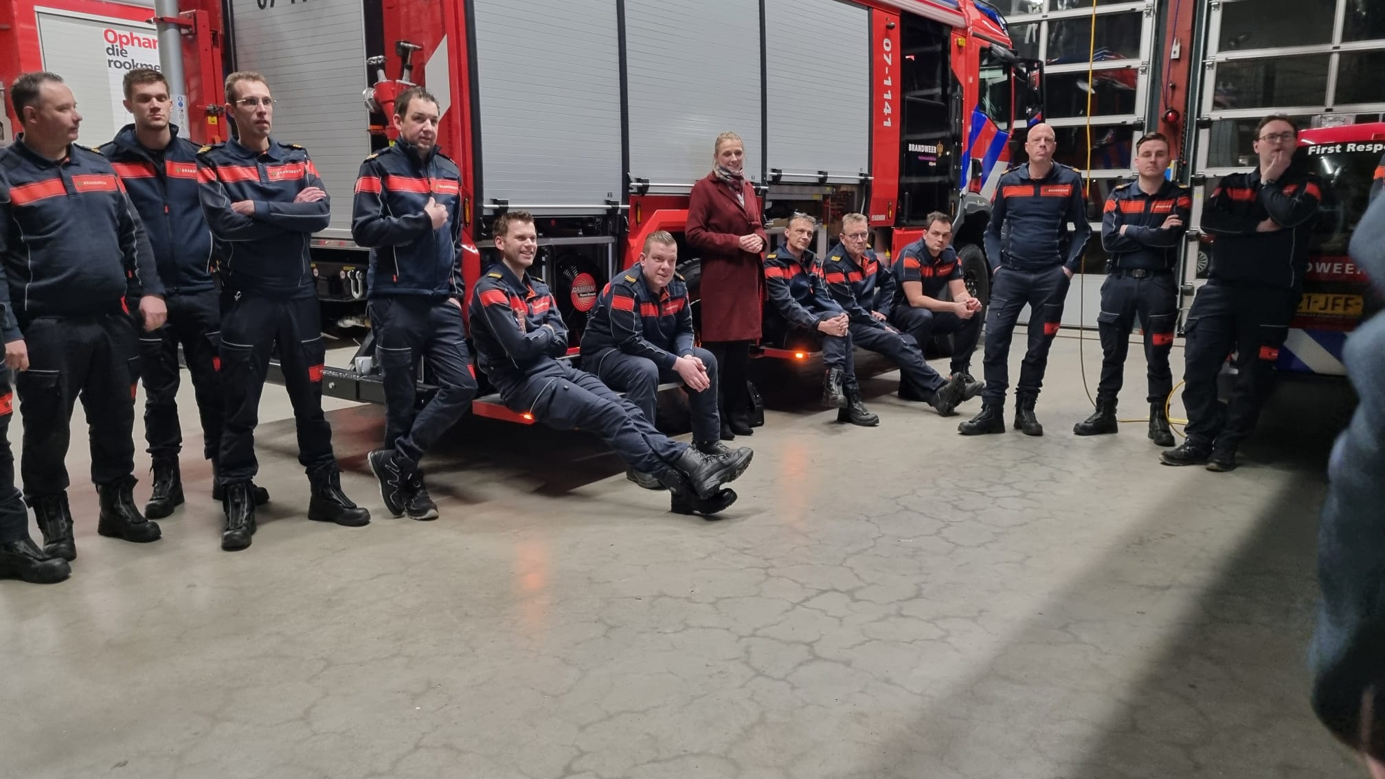 Foto: Nijkerkse burgemeester kijkt mee bij brandweeroefening