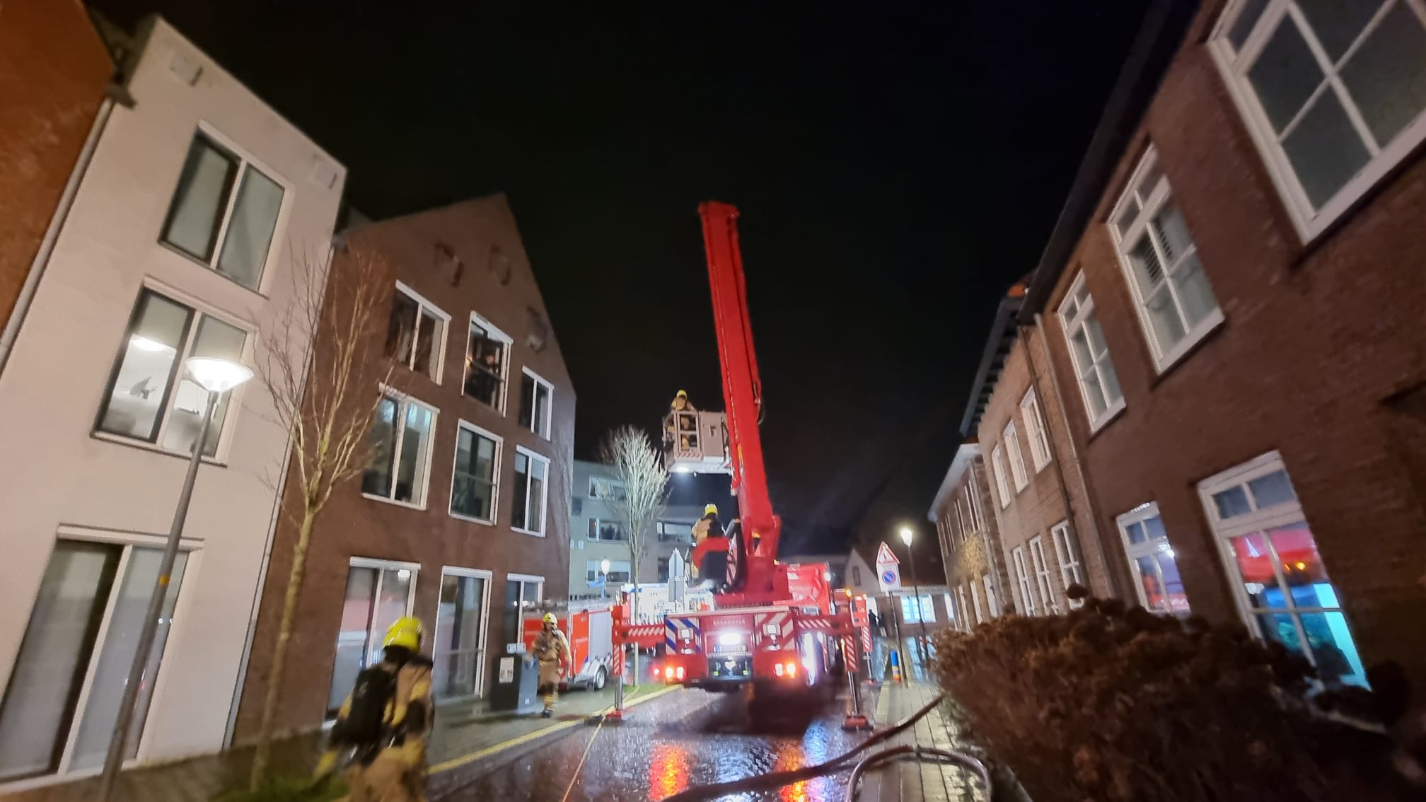 Foto: Nijkerkse burgemeester kijkt mee bij brandweeroefening