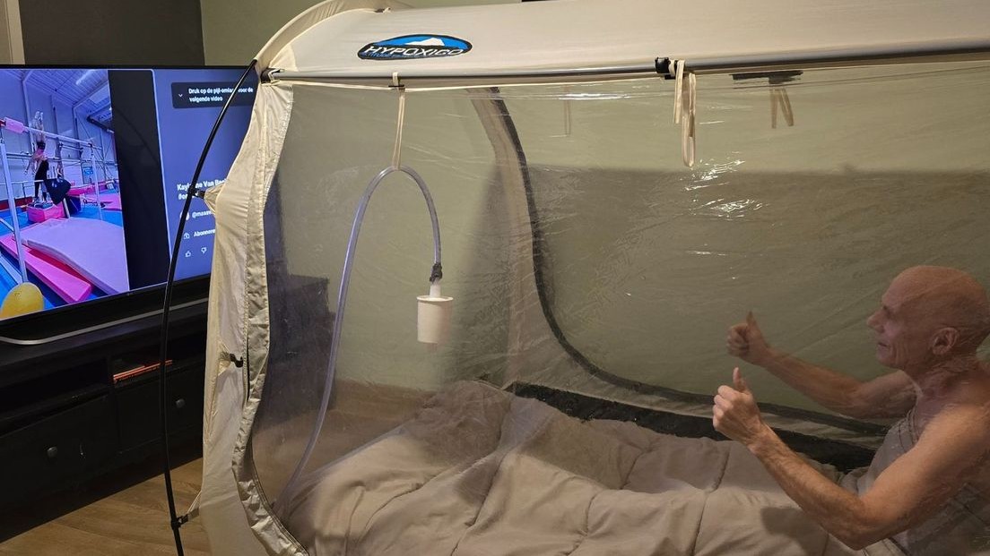 Foto: Maas (69) haalt geld op voor KWF: 'Ik ga het wereldrecord verpulveren'