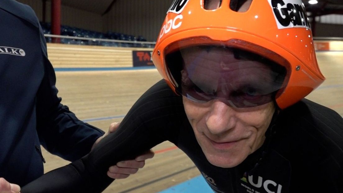 Foto: Maas (69) haalt geld op voor KWF: 'Ik ga het wereldrecord verpulveren'