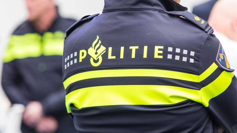 Foto: FIOD en politie vallen woning en loods binnen