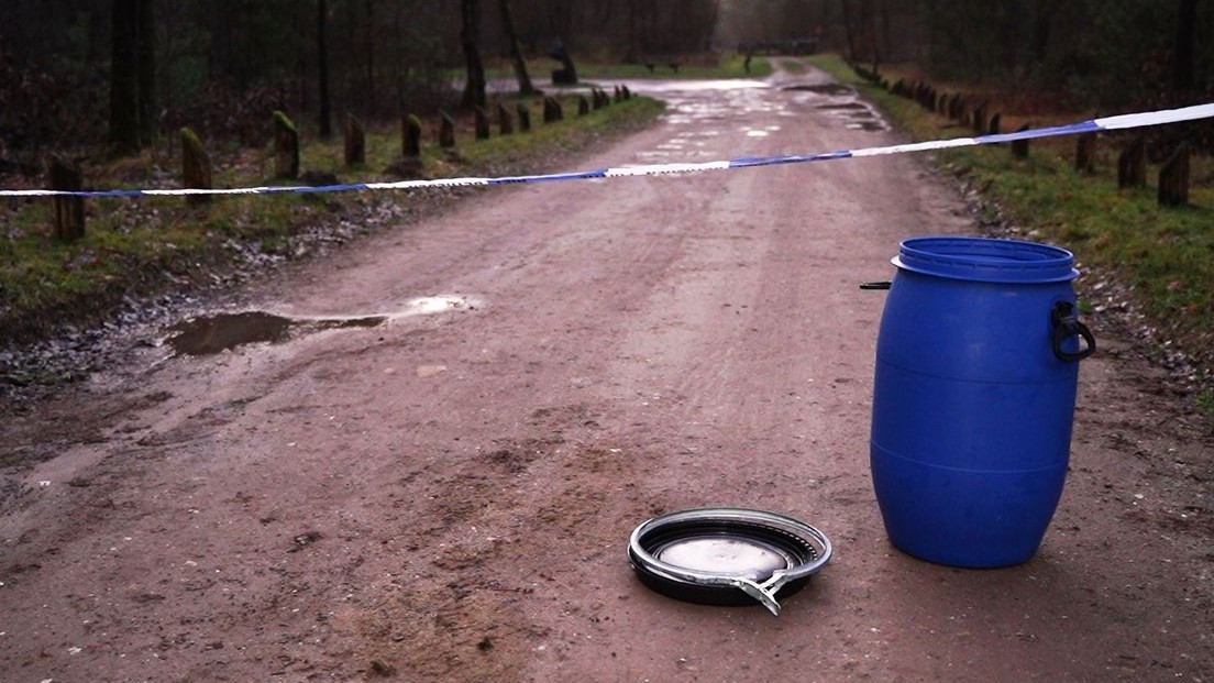Foto: Borrelende plas: drugsafval in natuurgebied gedumpt