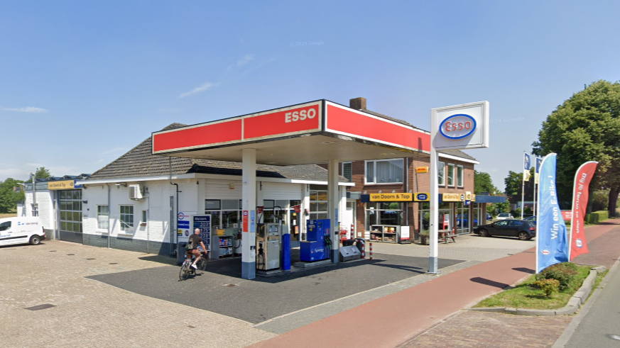 Foto: Overval op tankstation in Nijkerkerveen, politie zoekt verdachten