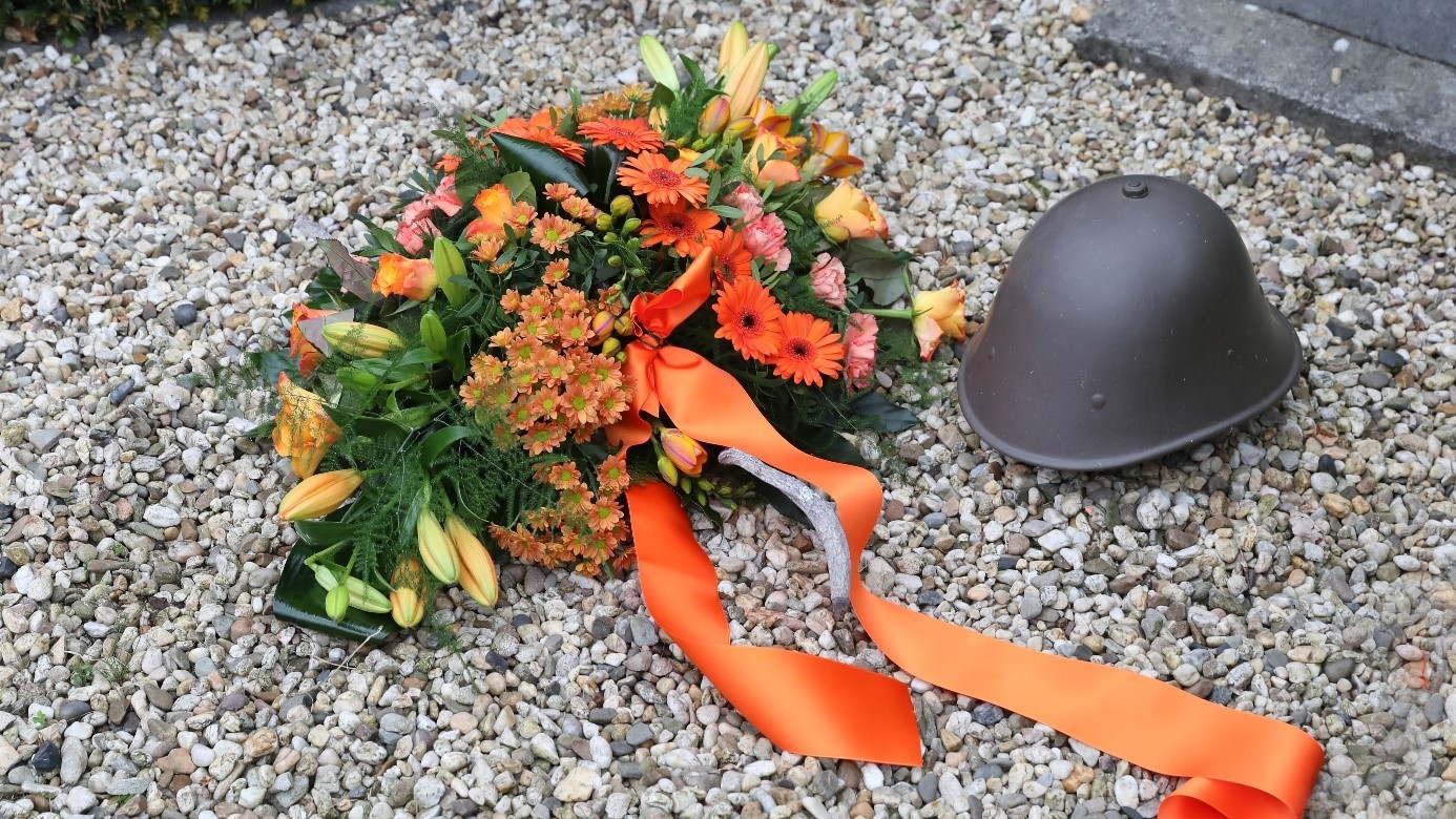 Foto: Helm teruggeplaatst bij gedenkteken gesneuvelde militairen