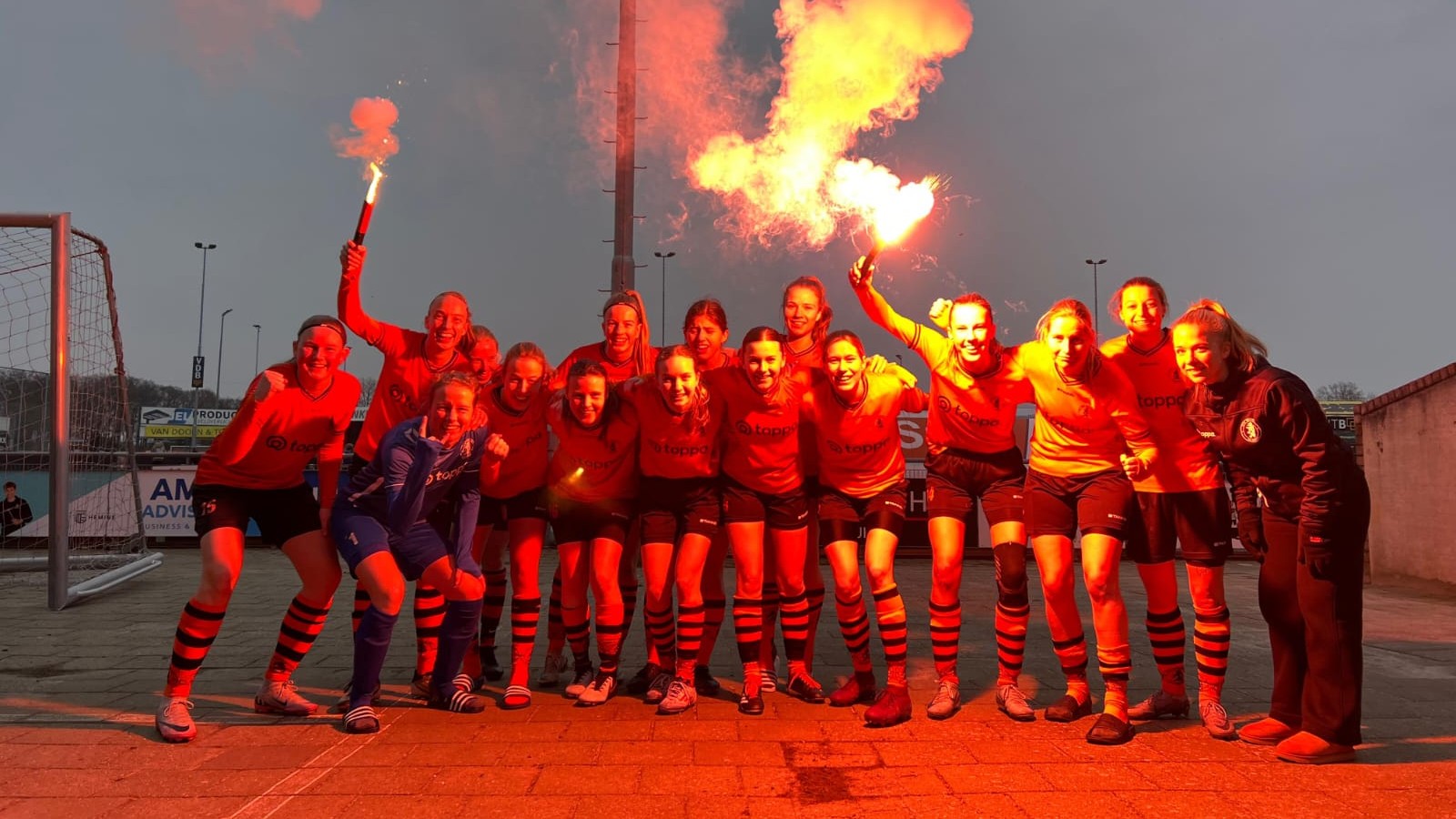 Foto: Periodetitel Sparta Nijkerk vrouwen na zege op St. Annaparochie