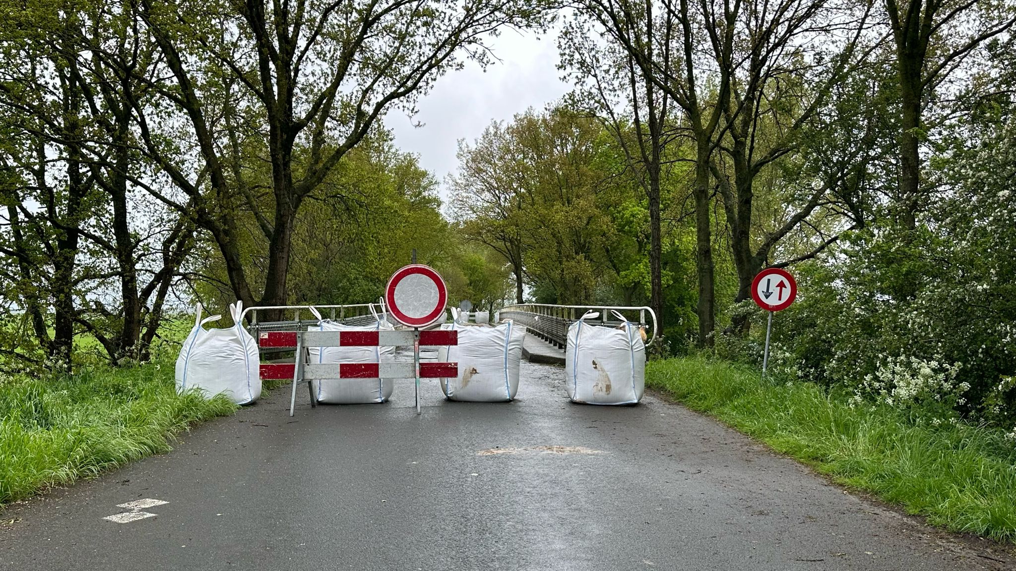 Foto: Viaduct Watergoorsesteeg heropend voor voetgangers, maar fietsers moeten afstappen