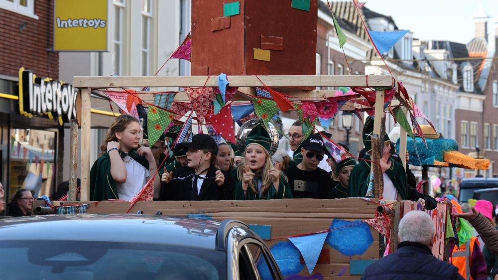 Foto: Kindcentrum Het Baken 'brouwt Niekarks feestje' met carnavalsoptocht