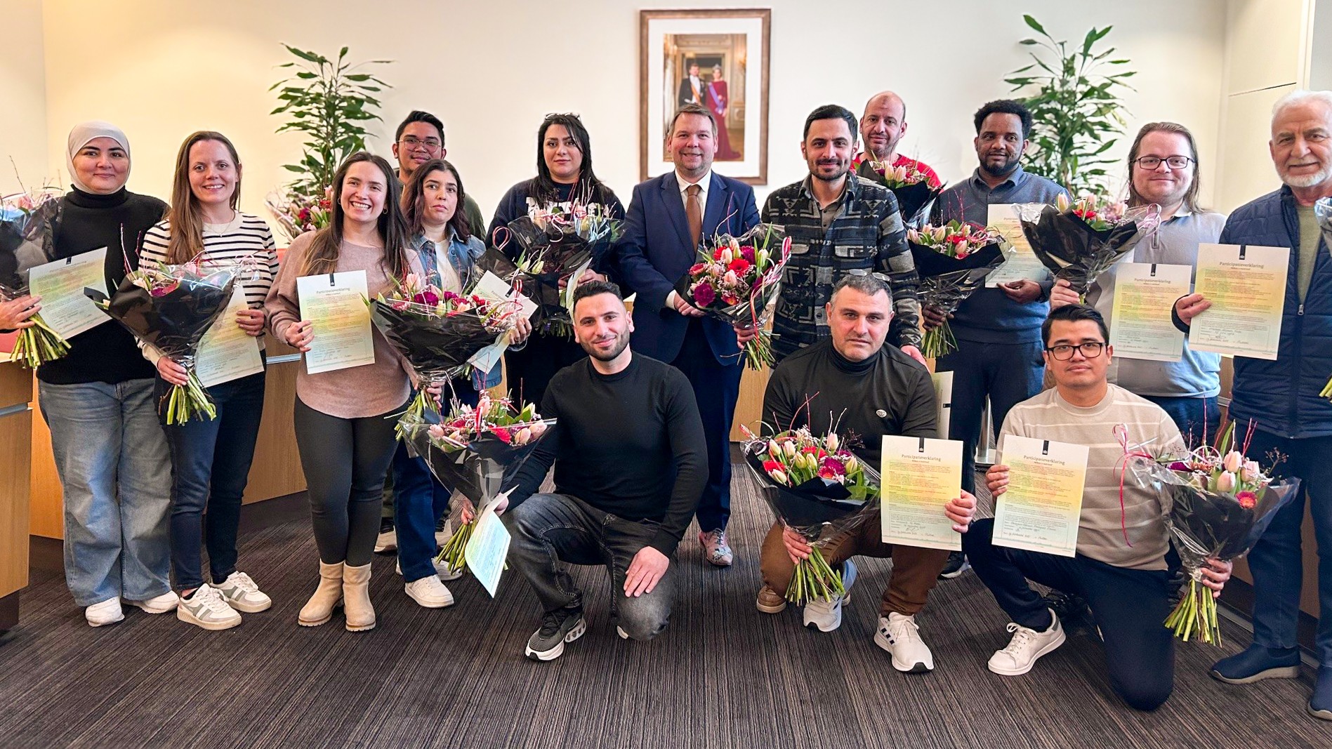 Foto: Zestien inburgeraars in Putten tekenen participatieverklaring