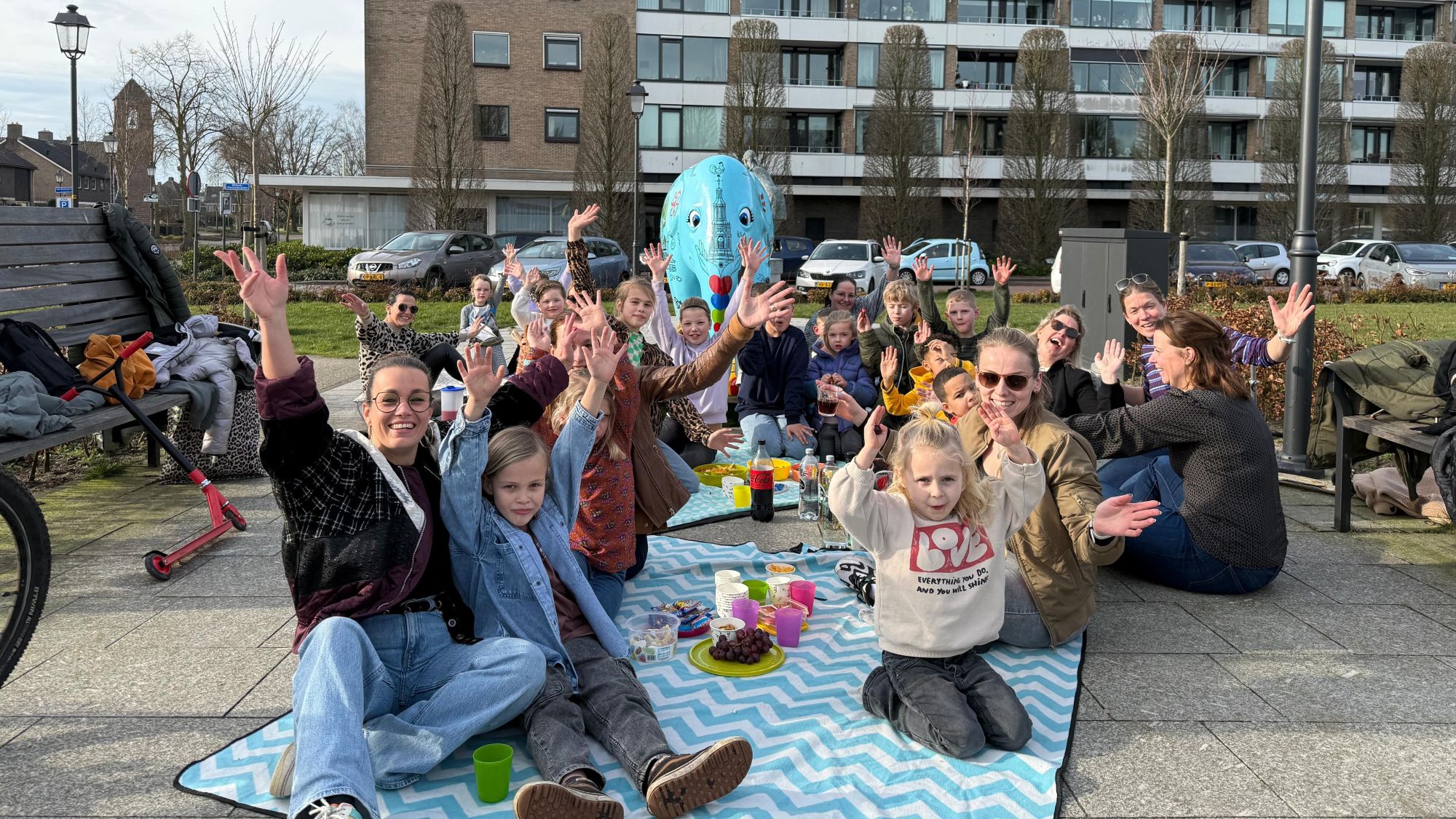 Foto: Spontane picknick bij 'Ollie Niekark' op Willem Alexanderplein