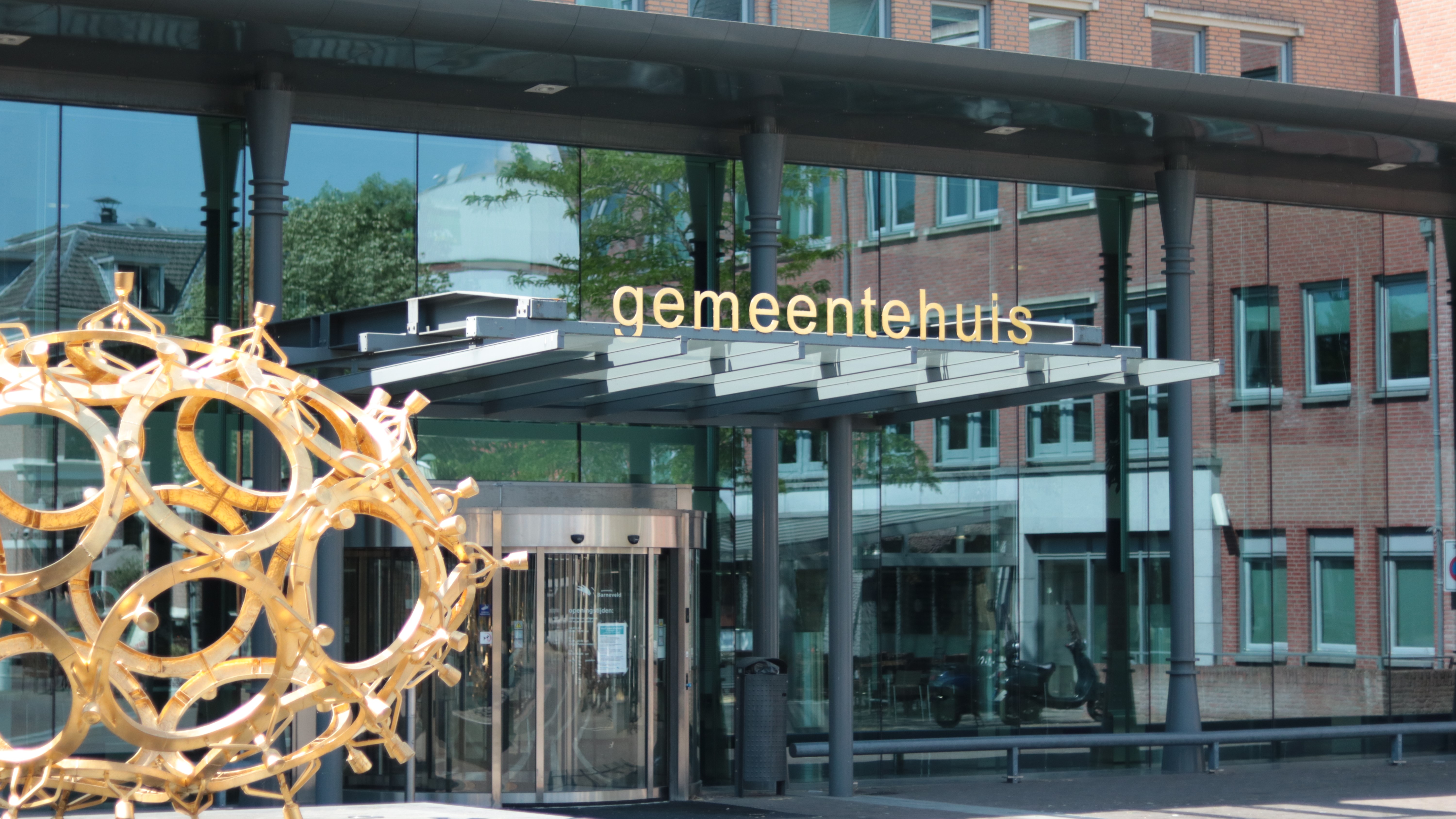 Foto: Nieuwe straat in Barneveld vernoemd naar oud-wethouder Van Boven