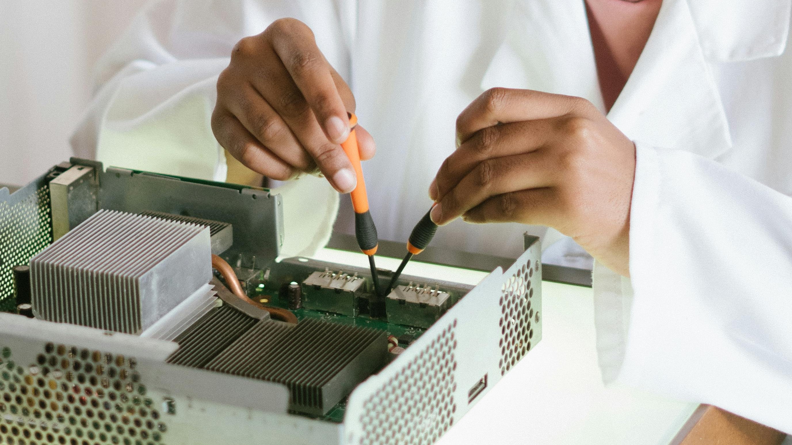 Foto: Repairclub en Klussendienst houden spreekuur in gemeentehuis Nijkerk