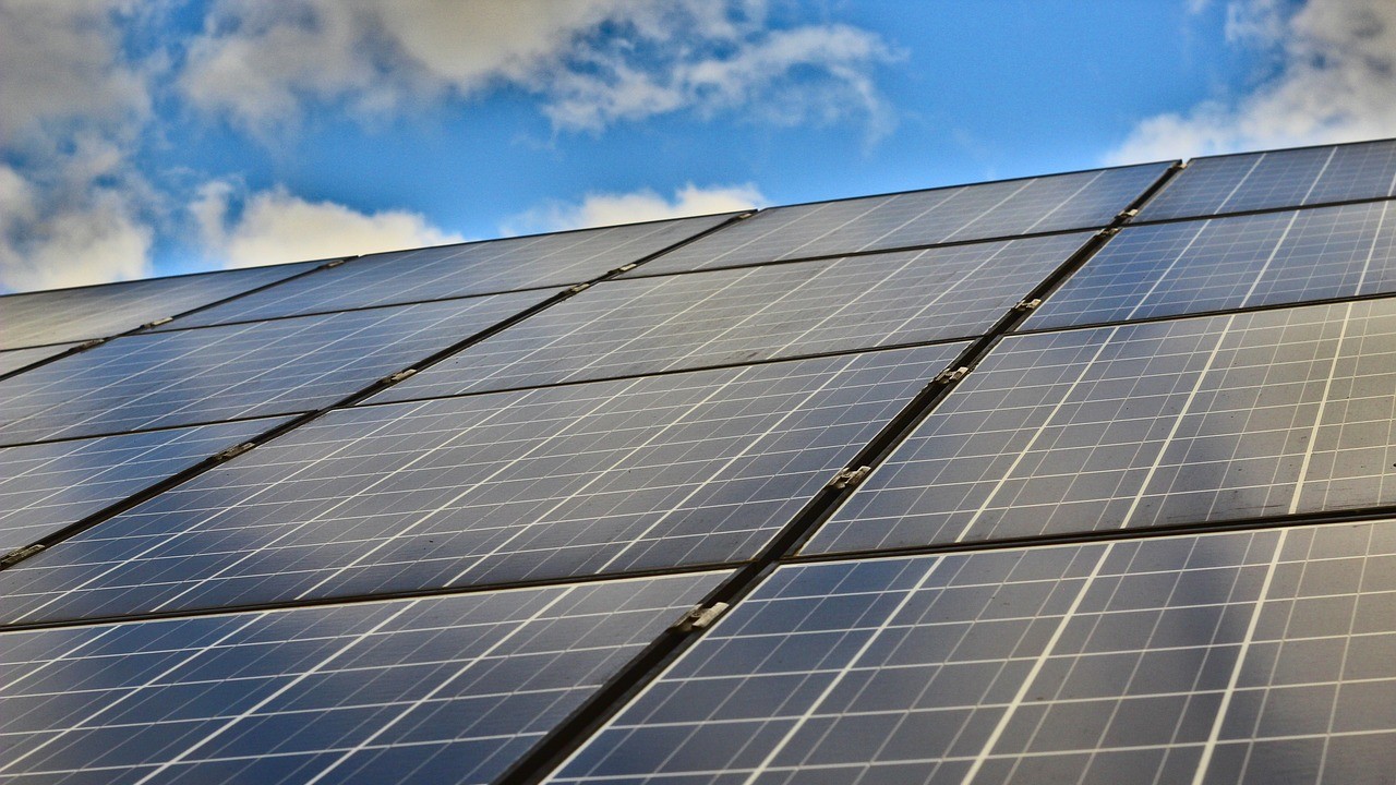 Foto: Nijkerk onderzoekt locaties voor zonne-energie op parkeerterreinen en andere gronden