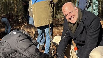 Foto: Ermelose basisschoolkinderen planten bomen op Boomfeestdag