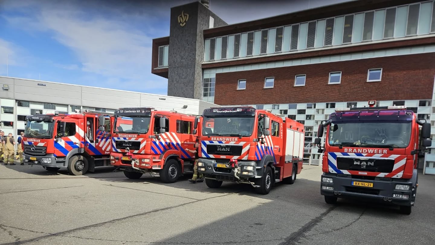 Foto: Brandweerkorpsen uit de regio schieten te hulp bij verwoestende brand in centrum Arnhem