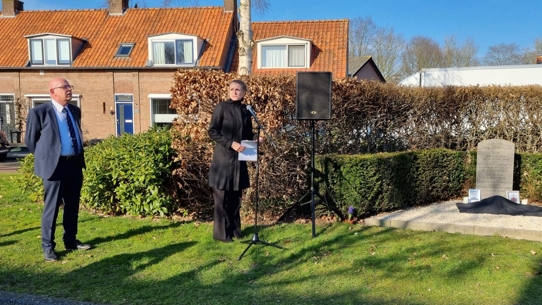 Foto: Oorlogsmonument in ere hersteld na mysterieuze verdwijning soldatenhelm