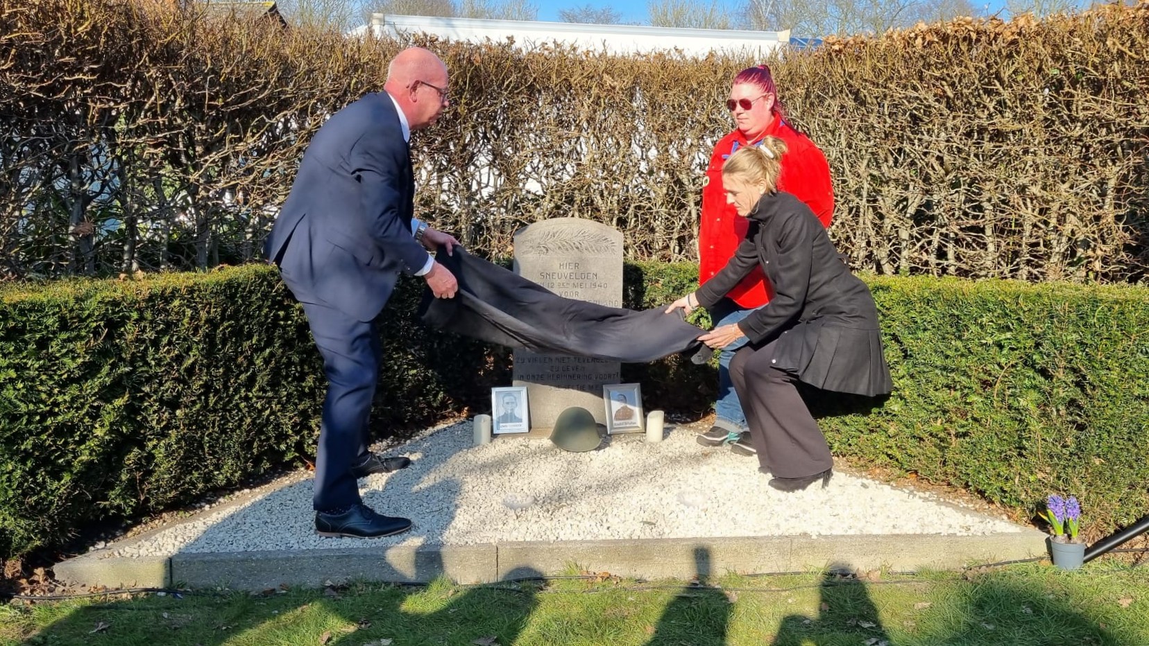 Foto: Oorlogsmonument in ere hersteld na mysterieuze verdwijning soldatenhelm