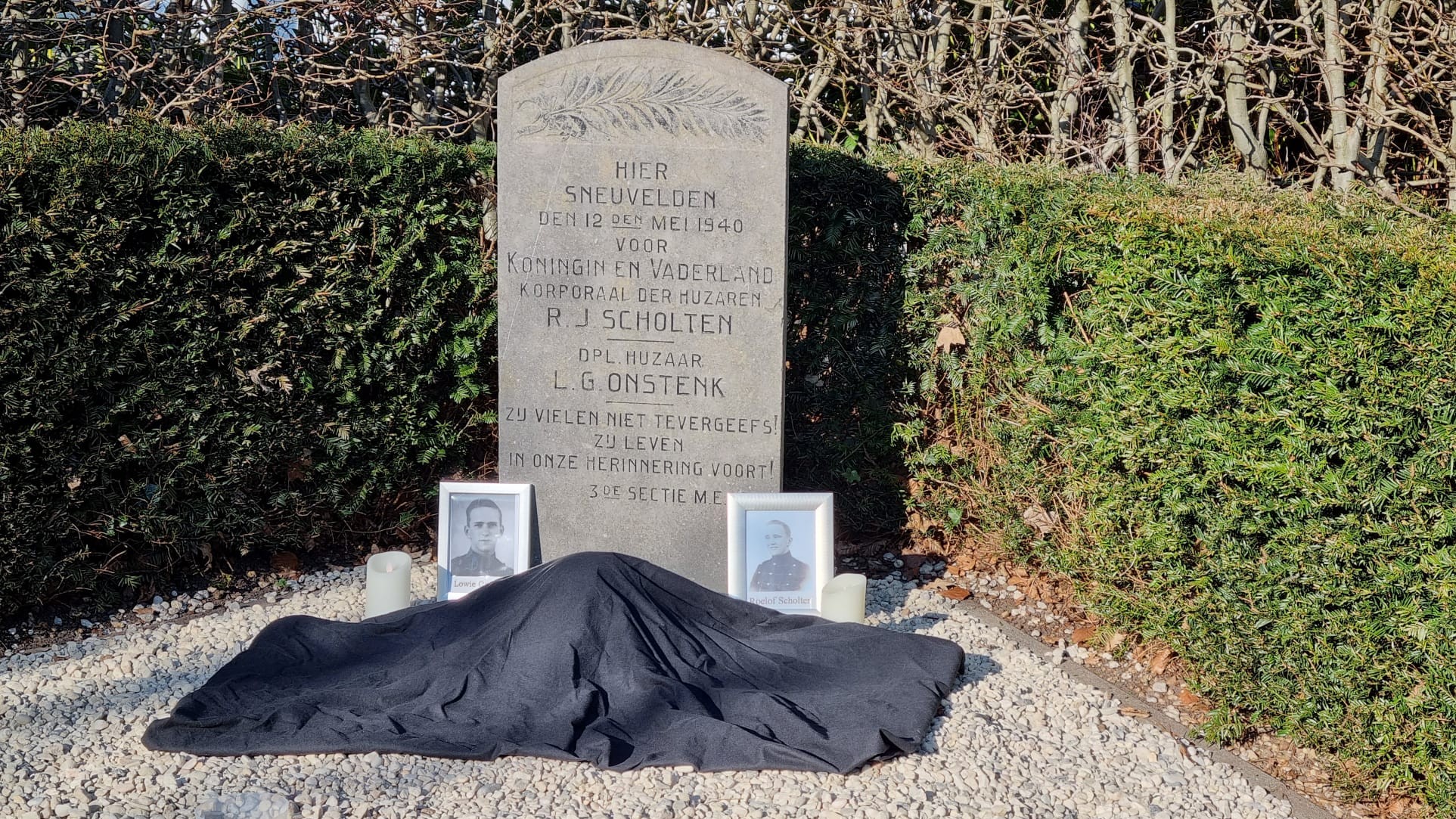 Foto: Oorlogsmonument in ere hersteld na mysterieuze verdwijning soldatenhelm