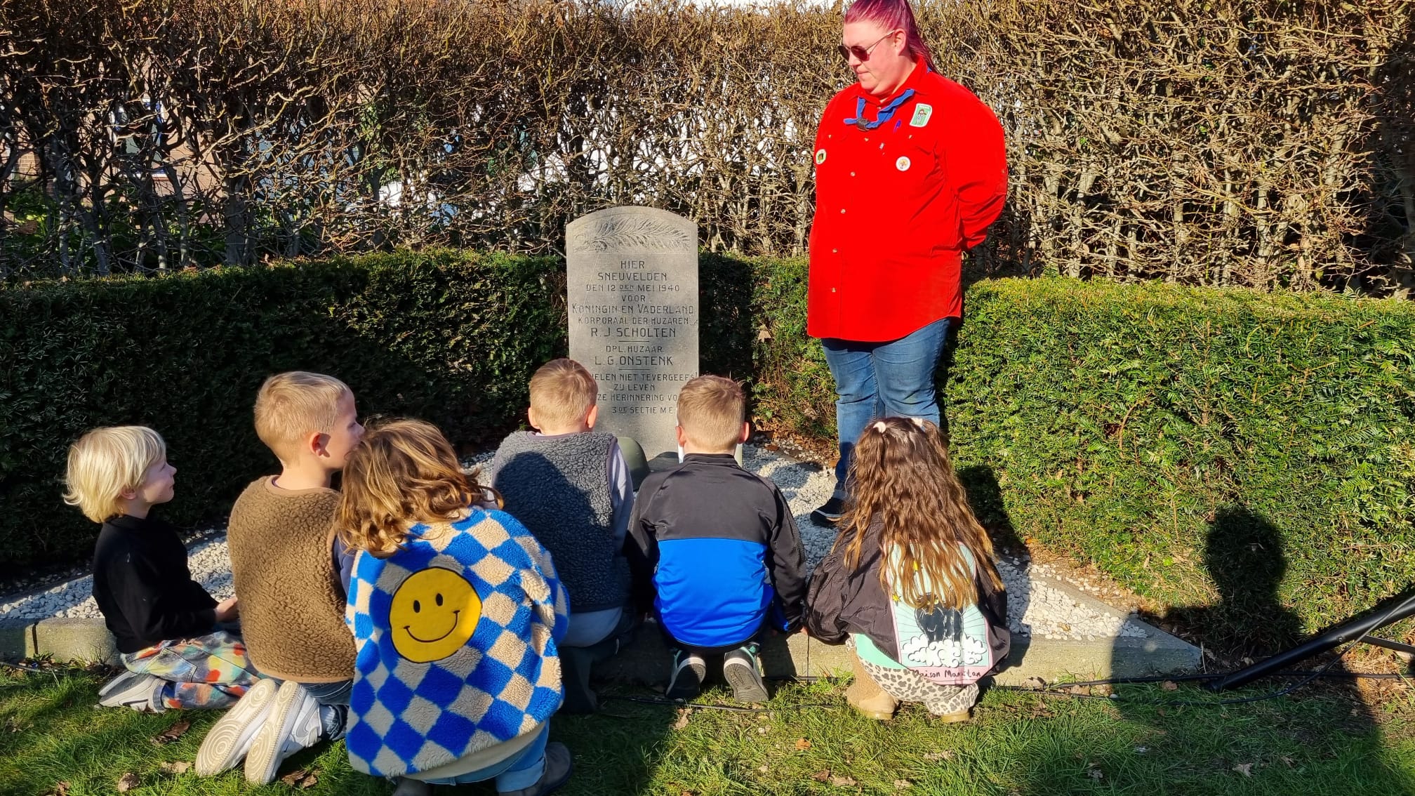 Foto: Oorlogsmonument in ere hersteld na mysterieuze verdwijning soldatenhelm