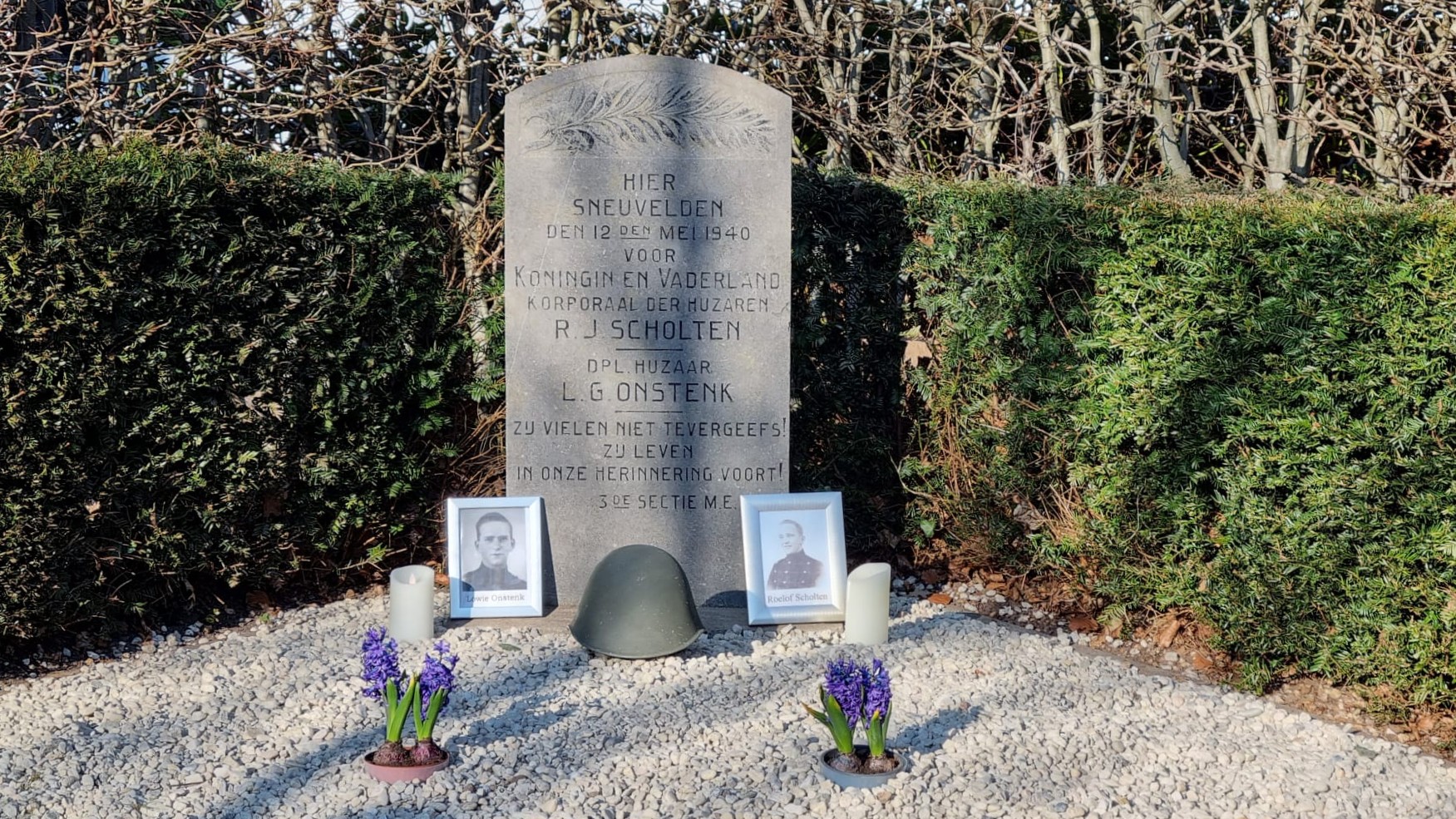 Foto: Oorlogsmonument in ere hersteld na mysterieuze verdwijning soldatenhelm