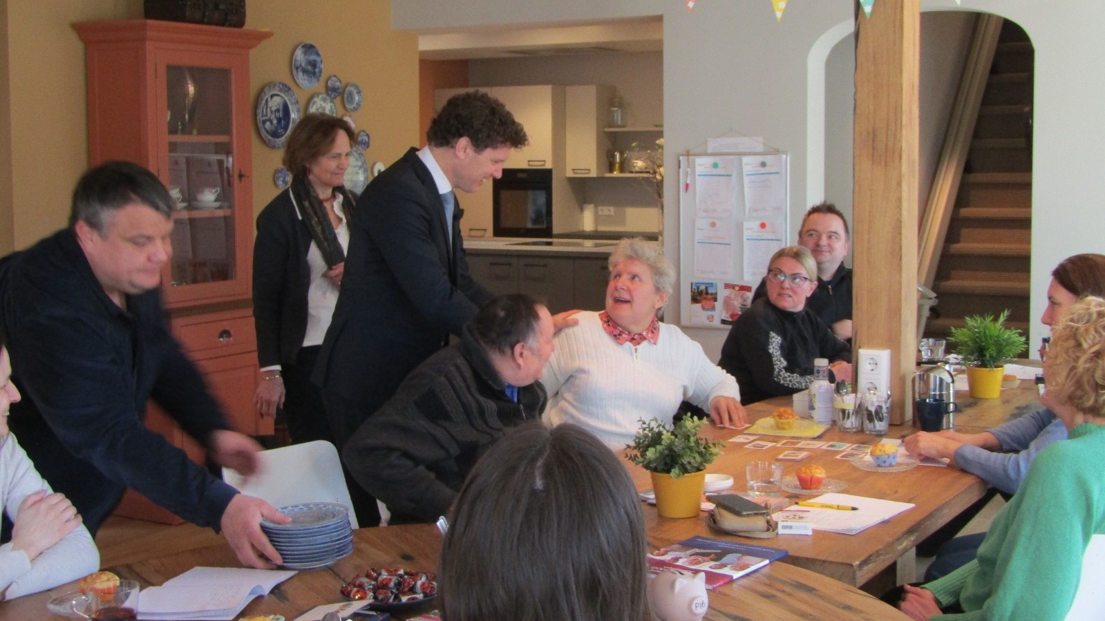 Foto: Burgemeester Van der Tak bezoekt Taalcafé in Voorthuizen