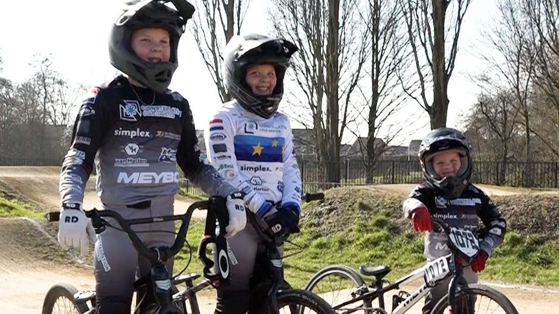 Foto: Fem (10) en Kyan (11) zijn gek op BMX: 'Snelheid, techniek en gezelligheid langs de baan'
