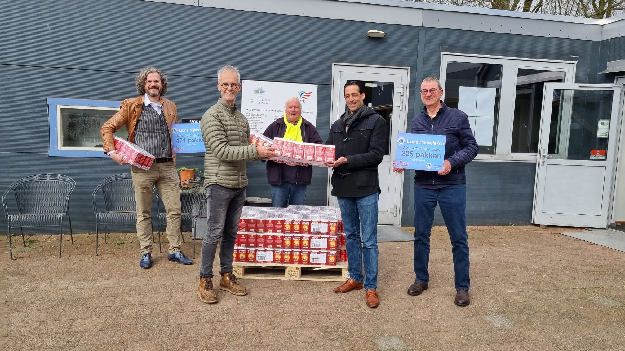 Foto: Lionsclub zamelt koffie in voor de voedselbank