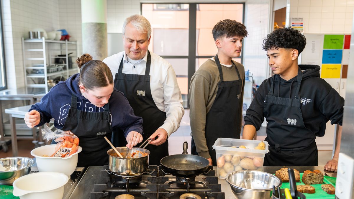 Foto: Leerlingen De Meerwaarde leren koken met restvoedsel
