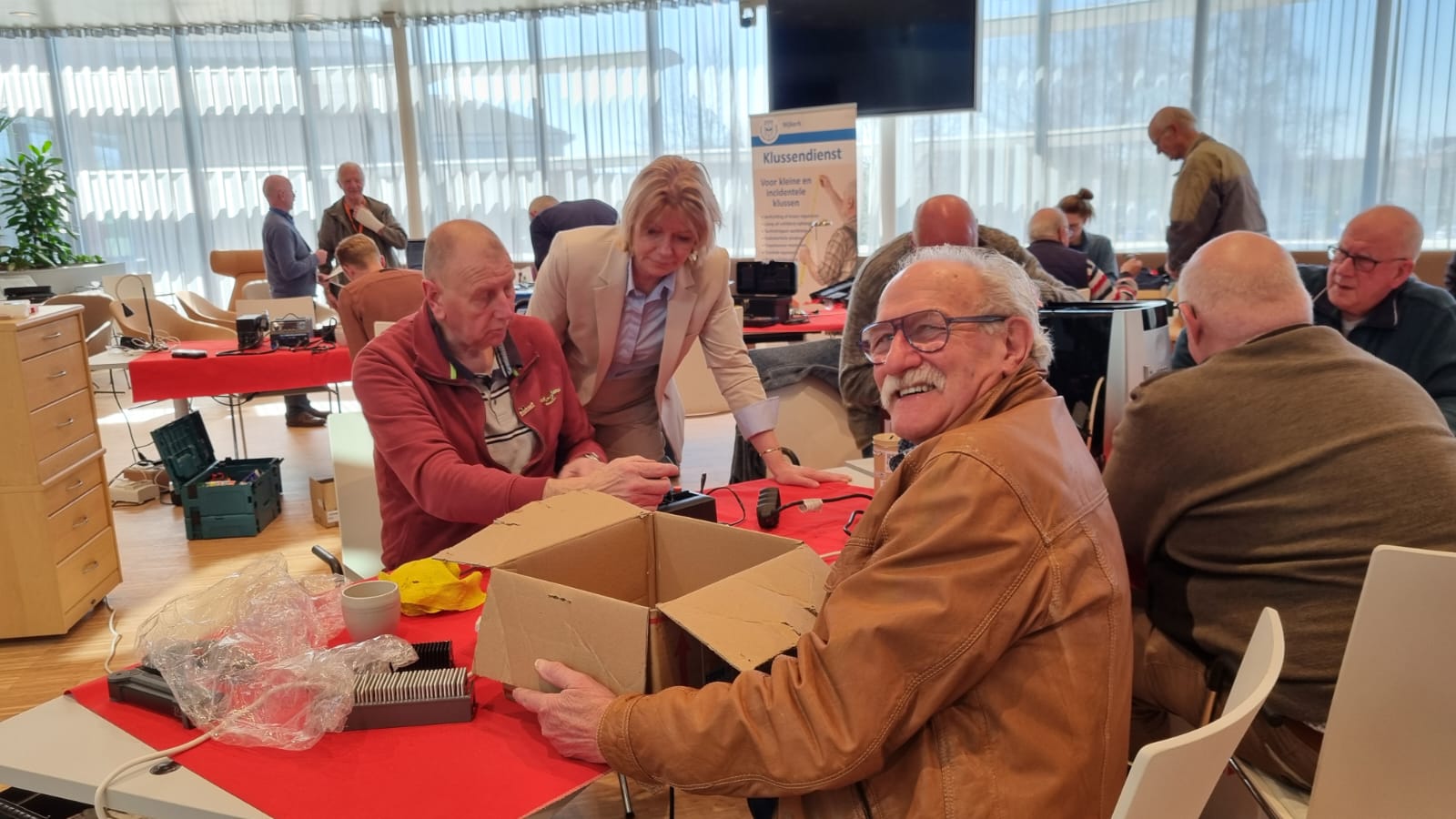Foto: Hoge opkomst bij Repairclub en UVV Klussendienst in gemeentehuis Nijkerk