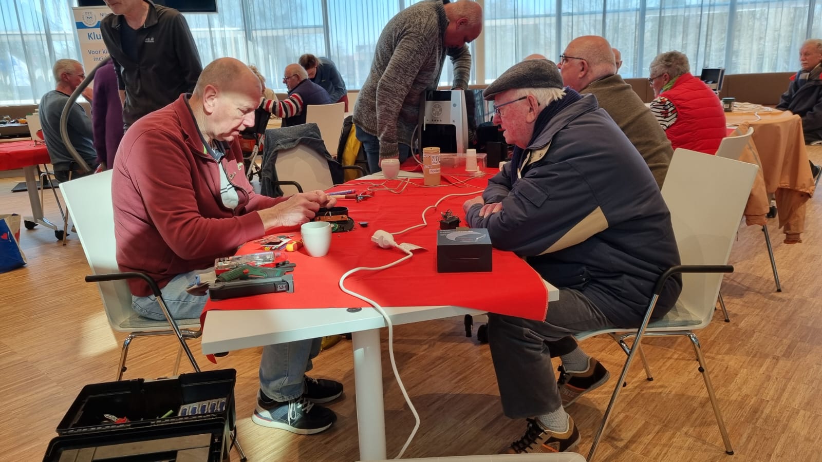 Foto: Hoge opkomst bij Repairclub en UVV Klussendienst in gemeentehuis Nijkerk
