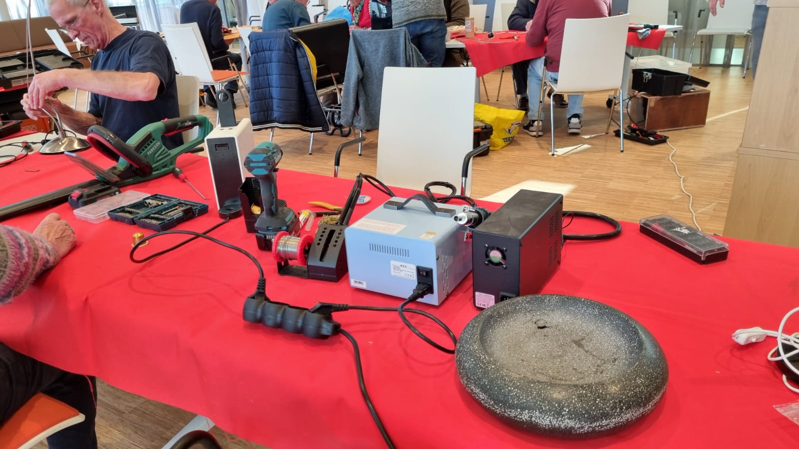 Foto: Hoge opkomst bij Repairclub en UVV Klussendienst in gemeentehuis Nijkerk