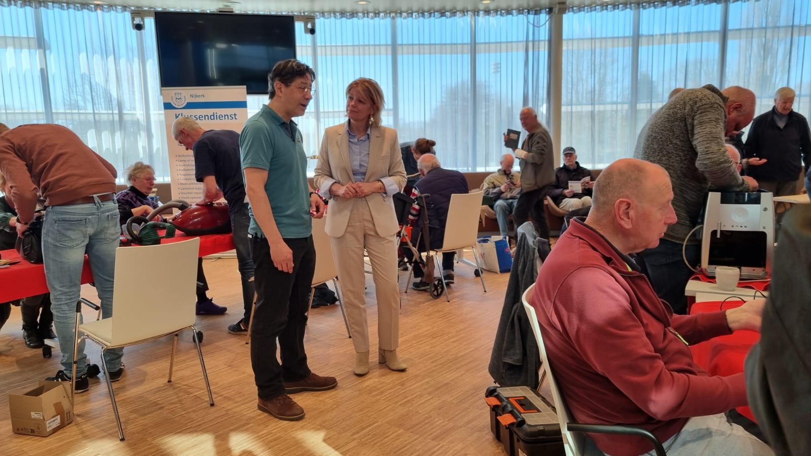 Foto: Hoge opkomst bij Repairclub en UVV Klussendienst in gemeentehuis Nijkerk