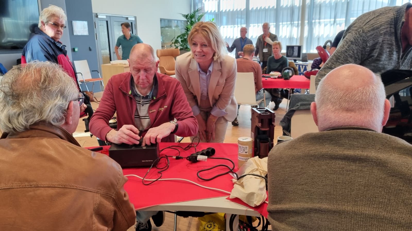 Foto: Hoge opkomst bij Repairclub en UVV Klussendienst in gemeentehuis Nijkerk