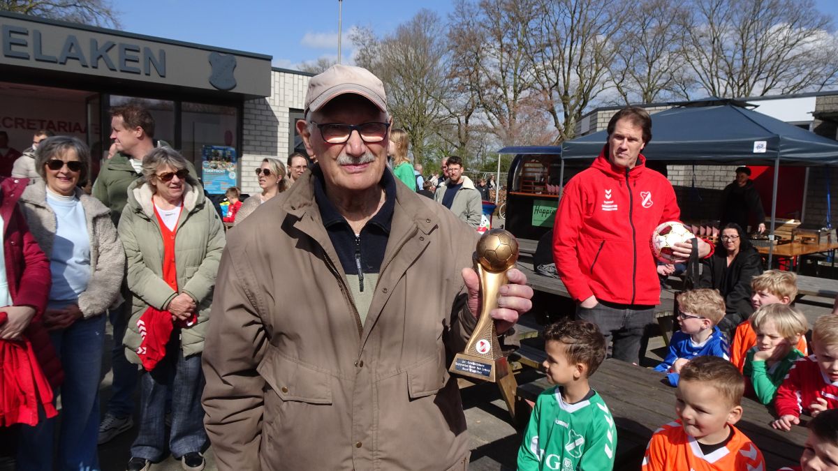 Foto: Beer Visscher (90) benoemd tot Supporter voor het Leven bij sc Hoevelaken