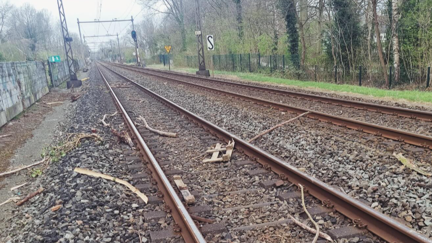Foto: Jongeren gooien voorwerpen op de rails: 'levensgevaarlijk gedrag'