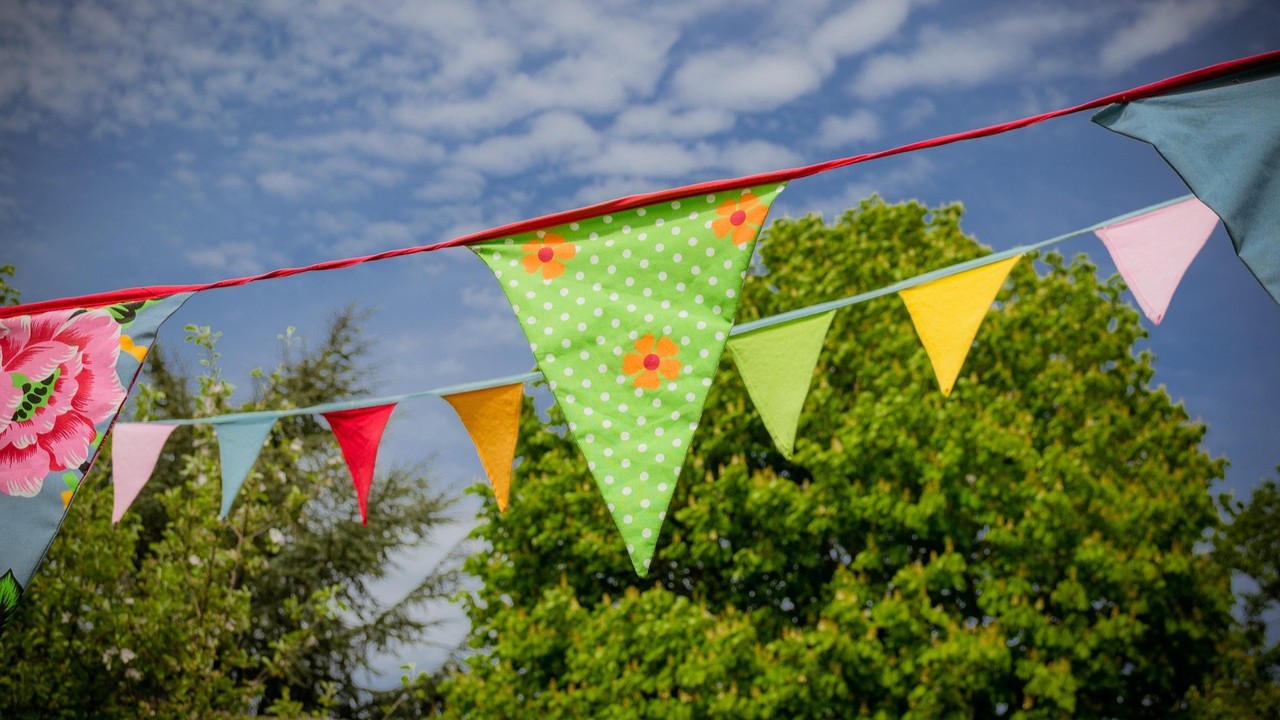 Foto: Inwoners gemeente Nijkerk maken samen vlaggenlijn voor buurtverbinding