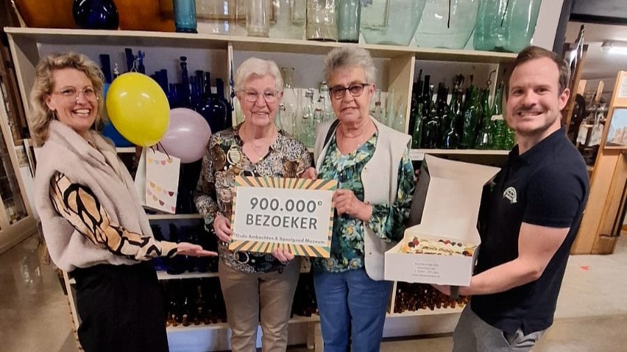 Foto: Mevrouw Van Luyn (90) is 900.000e bezoeker van het Oude Ambachten & Speelgoed Museum