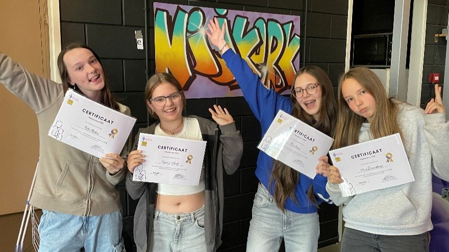 Foto: Tien jongeren behalen oppascertificaat