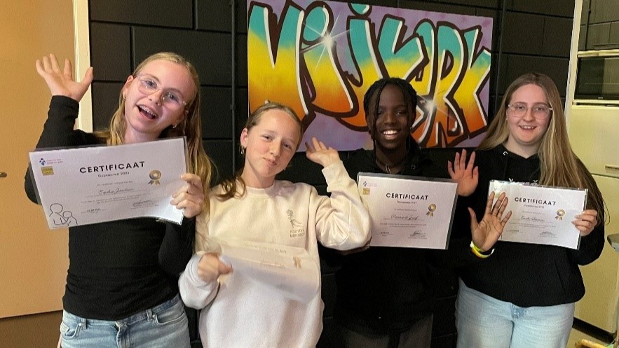 Foto: Tien jongeren behalen oppascertificaat