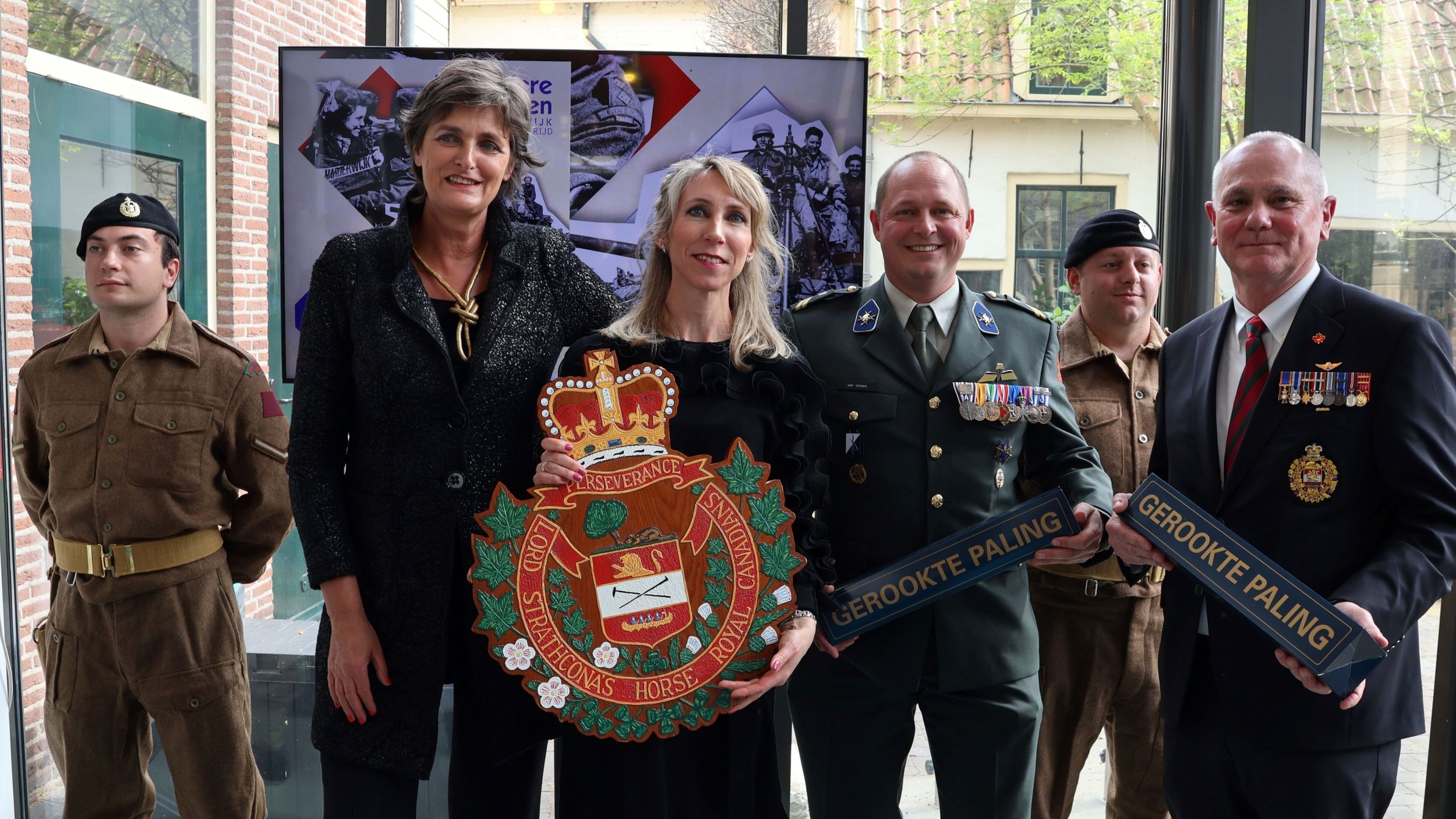 Foto: Tentoonstelling over bevrijding Harderwijk geopend in bijzijn Canadees regiment
