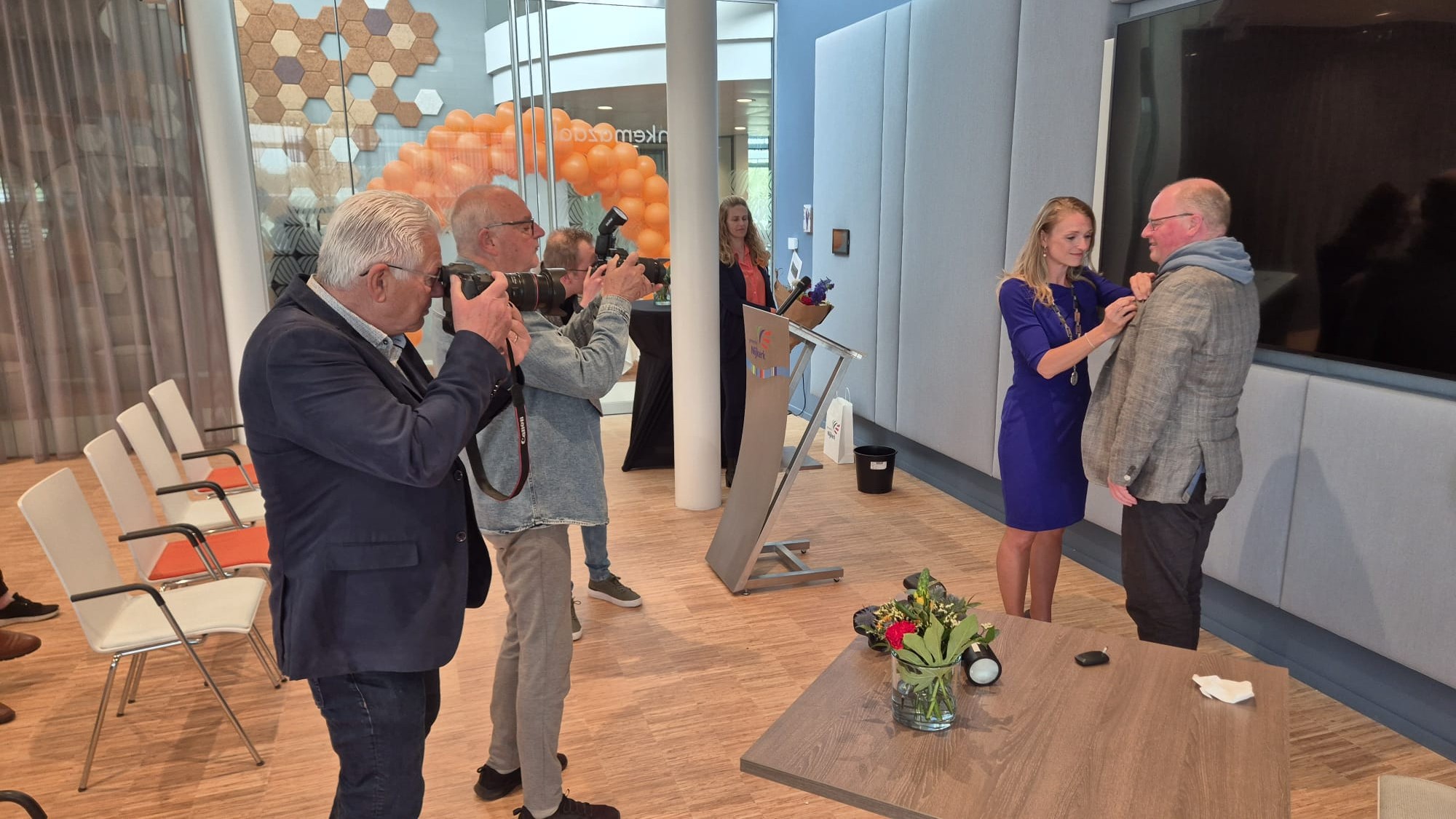 Foto: Koninklijke onderscheiding voor vier Nijkerkers tijdens lintjesregen