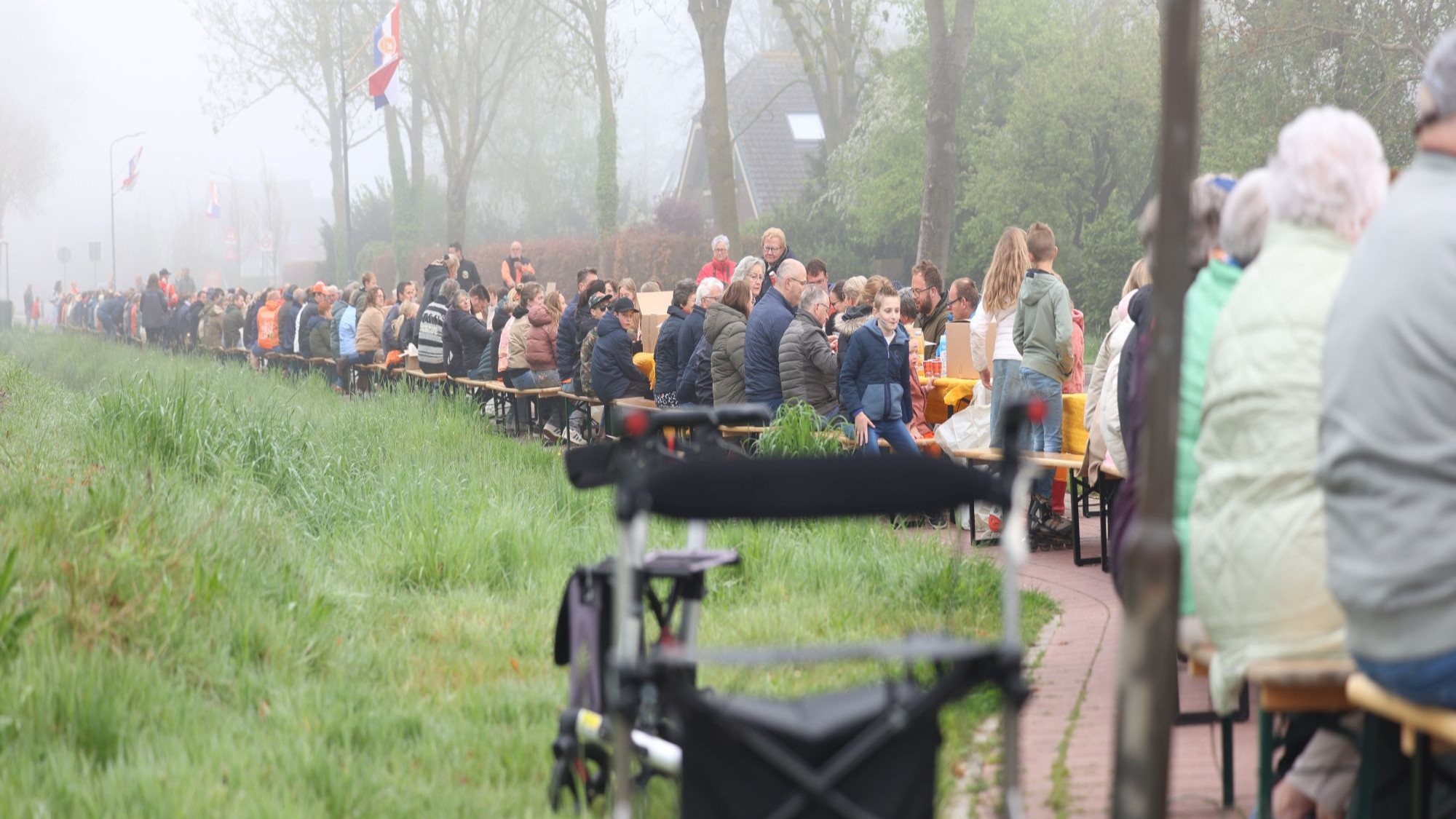 Foto: Stichting Terbroek heeft de langste... Inwoners vieren Koningsdag tijdens dorpsontbijt